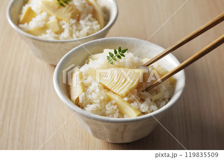 茶碗に盛り付けた筍ご飯 119835509