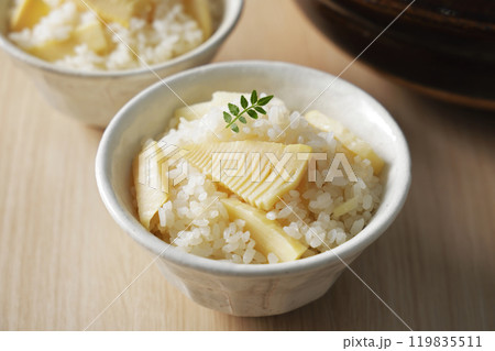 茶碗に盛り付けた筍ご飯 茶碗に盛り付けた筍ご飯 119835511