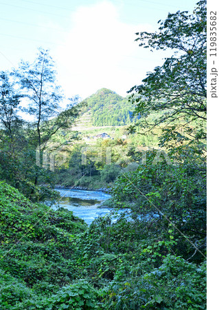 朝日射す早朝の利根川　上牧発電付近の風景　みなかみ町　 119835682