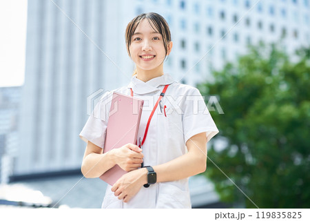 若い看護師のポートレート 119835825