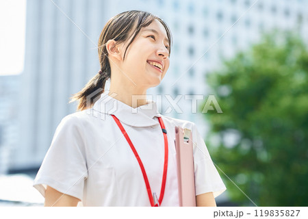 若い看護師のポートレート 若い看護師のポートレート 119835827