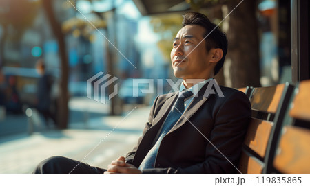 くたびれた感じのする日本人のおじさん くたびれた感じのする日本人のおじさん 119835865