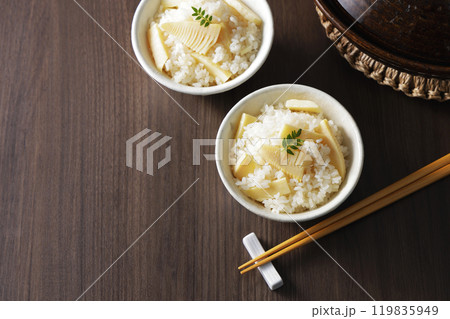 茶碗に盛り付けた筍ご飯 茶碗に盛り付けた筍ご飯 119835949