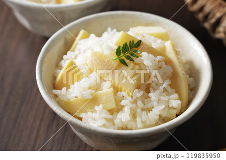 茶碗に盛り付けた筍ご飯 茶碗に盛り付けた筍ご飯 119835950