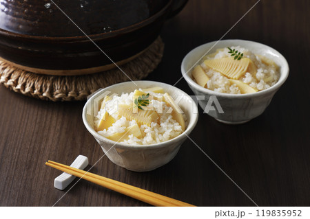 茶碗に盛り付けた筍ご飯 茶碗に盛り付けた筍ご飯 119835952