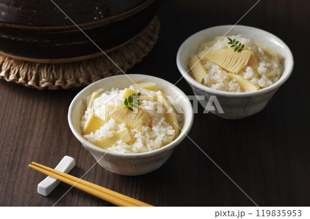 茶碗に盛り付けた筍ご飯 119835953