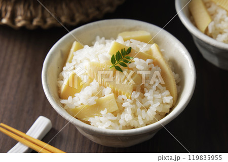 茶碗に盛り付けた筍ご飯 119835955