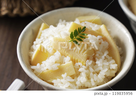 茶碗に盛り付けた筍ご飯 茶碗に盛り付けた筍ご飯 119835956