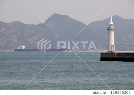 今治港白灯台から来島海峡を望む 今治港白灯台から来島海峡を望む 119836206