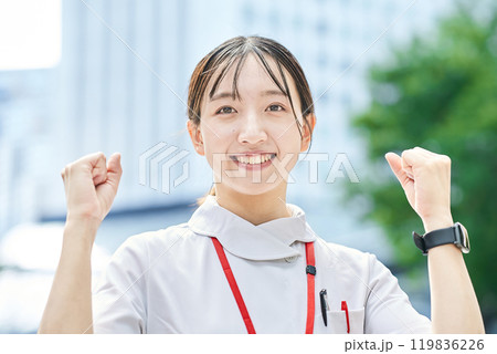 応援のポーズをする若い看護師 応援のポーズをする若い看護師 119836226