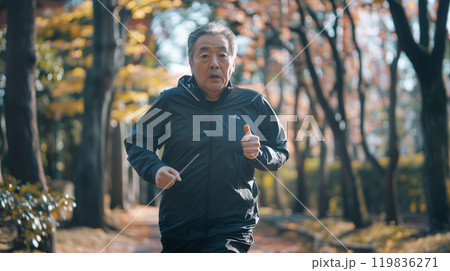 くたびれた感じのする日本人のおじさん くたびれた感じのする日本人のおじさん 119836271