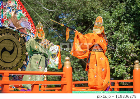三重県伊勢市伊勢神宮で行われる秋の神楽祭の演目である振鉾の舞人 三重県伊勢市伊勢神宮で行われる秋の神楽祭の演目である振鉾の舞人 119836279