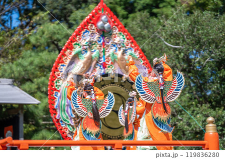 三重県伊勢市伊勢神宮で行われる秋の神楽祭の演目である迦陵頻の舞人 三重県伊勢市伊勢神宮で行われる秋の神楽祭の演目である迦陵頻の舞人 119836280