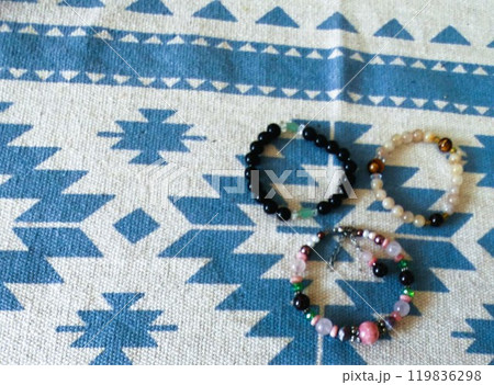 【ブレスレット】とテーブルクロスの模様 119836298
