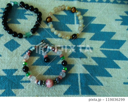 【ブレスレット】とテーブルクロスの模様 【ブレスレット】とテーブルクロスの模様 119836299