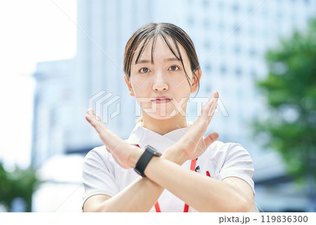 拒絶のポーズをする若い看護師 119836300