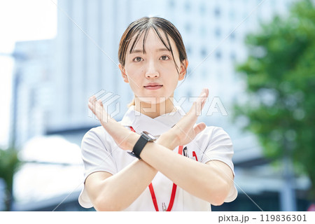 拒絶のポーズをする若い看護師 拒絶のポーズをする若い看護師 119836301
