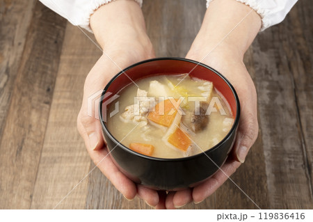 湯気の立つ味噌汁を手で持つ 配膳する 湯気の立つ味噌汁を手で持つ 配膳する 119836416
