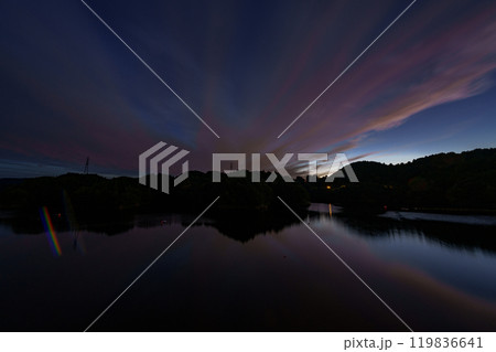 中秋の奈良市東部大和高原にある布目ダムの夕景 山際の夕焼けとブルーモーメントの空に浮かぶ茜雲② 中秋の奈良市東部大和高原にある布目ダムの夕景 山際の夕焼けとブルーモーメントの空に浮かぶ茜雲② 119836641