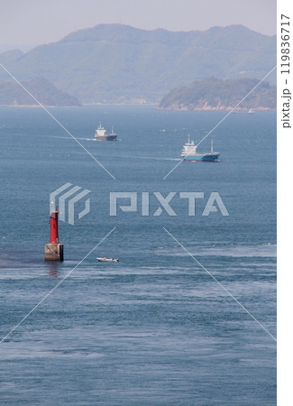 来島海峡小島の磯場に建つ灯標 119836717