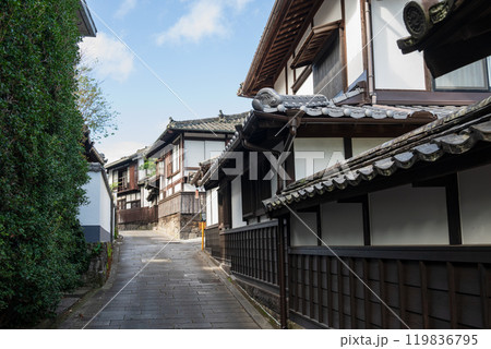 臼杵城下町の古い町並みのある坂 119836795