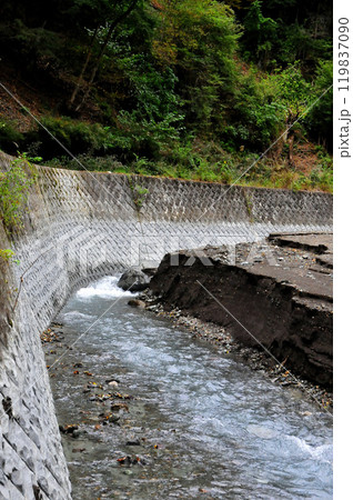 豪雨で堆積していた砂礫が流され本来の河床が現れた 119837090