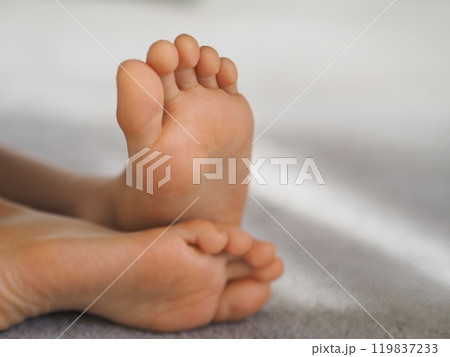 裸足の子供の足の裏 119837233
