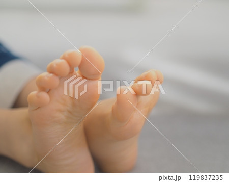 裸足の子供の足の裏 119837235