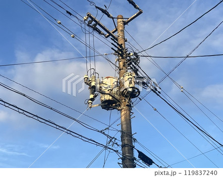 電信柱とトランス 電信柱とトランス 119837240