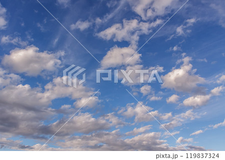太陽の斜光線を浴びて輝く雲【背景素材としての夕景造形編】 119837324