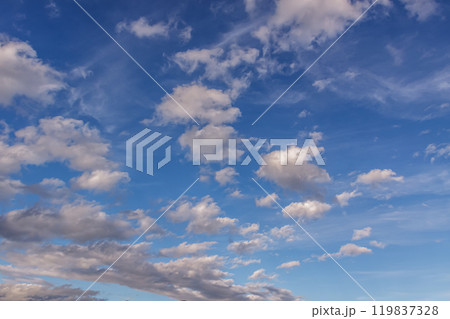 太陽の斜光線を浴びて輝く雲【背景素材としての夕景造形編】 119837328