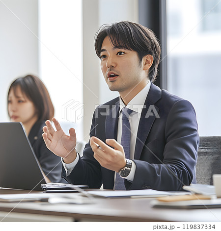 会議中のビジネスマンがプレゼンテーションを行っている 119837334