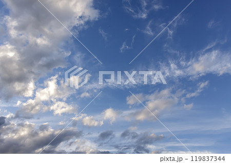 太陽の斜光線を浴びて輝く雲【背景素材としての夕景造形編】 119837344
