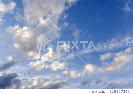 太陽の斜光線を浴びて輝く雲【背景素材としての夕景造形編】 119837345