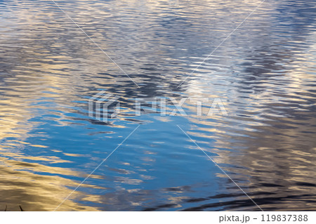 色づく雲の映り込みで輝き揺らぐ水面【背景素材としての湖面造形編】 119837388