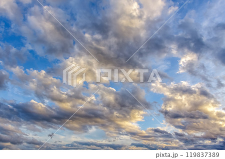 太陽の斜光線を浴びて輝く雲【背景素材としての夕景造形編】 太陽の斜光線を浴びて輝く雲【背景素材としての夕景造形編】 119837389
