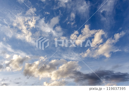 太陽の斜光線を浴びて輝く雲【背景素材としての夕景造形編】 太陽の斜光線を浴びて輝く雲【背景素材としての夕景造形編】 119837395