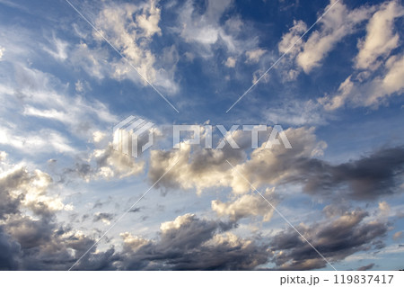 太陽の斜光線を浴びて輝く雲【背景素材としての夕景造形編】 119837417