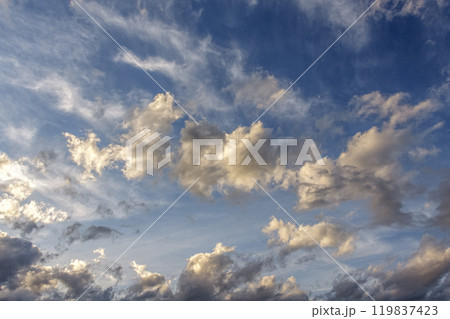 太陽の斜光線を浴びて輝く雲【背景素材としての夕景造形編】 太陽の斜光線を浴びて輝く雲【背景素材としての夕景造形編】 119837423