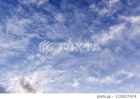 太陽の斜光線を浴びて輝く雲【背景素材としての夕景造形編】 太陽の斜光線を浴びて輝く雲【背景素材としての夕景造形編】 119837424