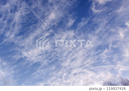 太陽の斜光線を浴びて輝く雲【背景素材としての夕景造形編】 太陽の斜光線を浴びて輝く雲【背景素材としての夕景造形編】 119837426