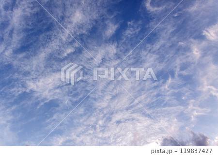 太陽の斜光線を浴びて輝く雲【背景素材としての夕景造形編】 太陽の斜光線を浴びて輝く雲【背景素材としての夕景造形編】 119837427