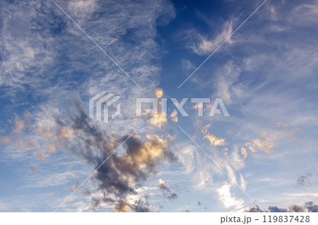 太陽の斜光線を浴びて輝く雲【背景素材としての夕景造形編】 119837428