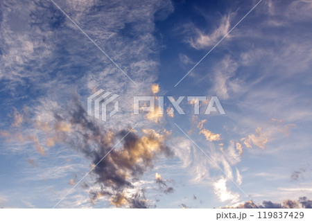 太陽の斜光線を浴びて輝く雲【背景素材としての夕景造形編】 119837429