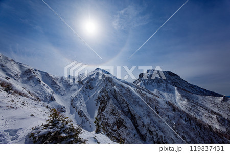 光環と厳冬の八ヶ岳連峰・阿弥陀岳 119837431
