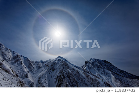 光環と厳冬の八ヶ岳連峰・阿弥陀岳 119837432