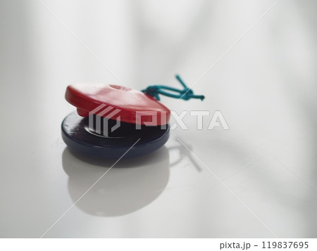 カスタネット（一個・白背景・余白あり） 119837695