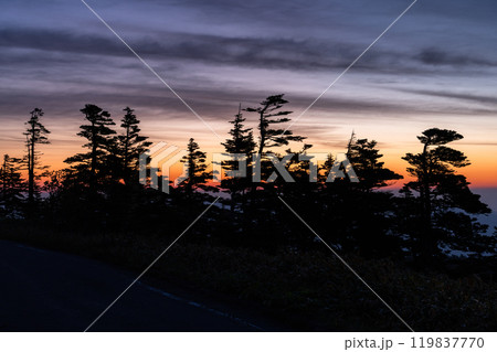 《群馬県》初夏の渋峠の夜明け・国道最高地点の絶景 《群馬県》初夏の渋峠の夜明け・国道最高地点の絶景 119837770