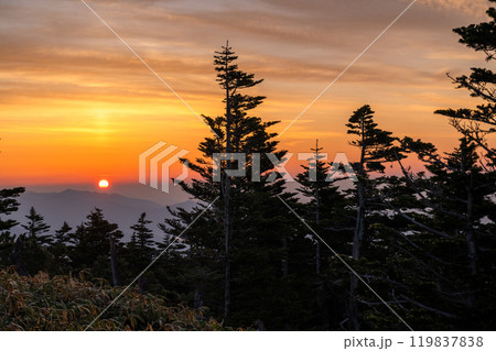 《群馬県》初夏の渋峠の夜明け・国道最高地点の絶景 《群馬県》初夏の渋峠の夜明け・国道最高地点の絶景 119837838