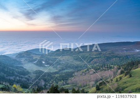 《群馬県》渋峠の夜明け・国道最高地点の眺め 《群馬県》渋峠の夜明け・国道最高地点の眺め 119837928